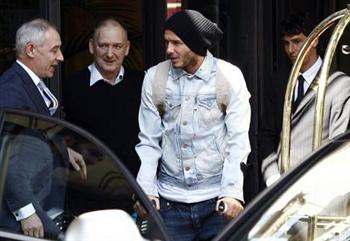 Após lesão, David Beckham aparece de muletas na Itália