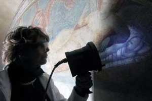 Especialistas analisam obras de Giotto sob raios ultravioleta (Foto: Reuters)
