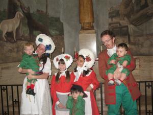 Filhos de piemonteses se vestem com a roupa folclórica da Regione. Os homens são chamdos de Gianduia e as mulheres de Giacometa