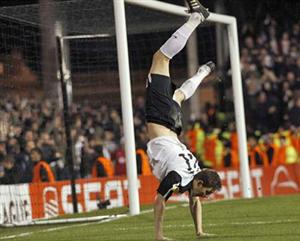 Gera comemora um dos dois gols que marcou na Juventus