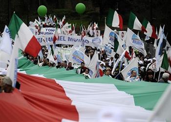 Partidários de Berlusconi vão às ruas em manifestação em Roma