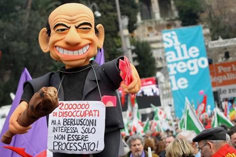 Protesto contra Berlusconi leva milhares às ruas de Roma