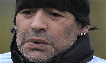 Comprador italiano devolverá brincos leiloados a Maradona