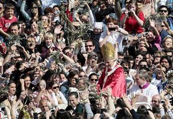 Papa Bento XVI a bordo do papamovel