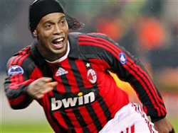 O brasileiro Ronaldinho Gaúcho é a esperança do presidente do clube italiano, o premier Silvio Berlusconi, para o duelo contra o Manchester United