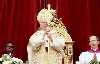 Missa da Páscoa no Vaticano é marcada por mensagem de apoio ao papa