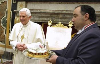 Papa Bento XVI, no dia de seu 83º aniversário, pede que fiéis rezem pela Igreja