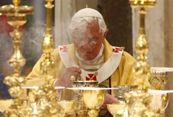 Papa celebrando tradicional missa de lava-pés