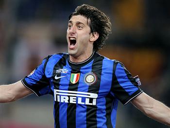 Milito comemora gol da vitória do Inter