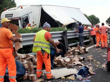 Italianos levam 10 mil euros de caminhão tombado