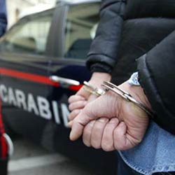 Polícia de Milão realiza prisões e blitz contra a