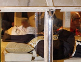 Ladrões tentam levar relíquias de Padre Pio em capela de cemitério no sul da Itália