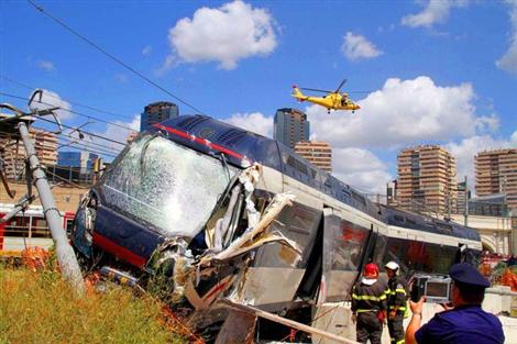 Trem descarrila em Nápoles