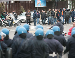 Polícia e manifestantes se enfrentam em Nápoles, em protestos contra a problemática do lixo