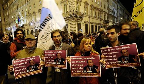 Manifestantes fazem protesto contra palavras de Berlusconi