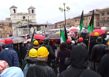 Milhares de pessoas protestam em L'Aquila contra o governo italiano