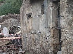 Muro desaba no jardim da Casa do Moralista, em Pompeia