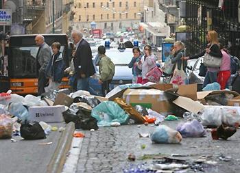 Lixo continua em Nápoles