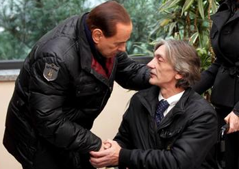 Primeiro-ministro da Itália, Silvio Berlusconi (esq.) cumprimenta Alberto Torregiani, filho do joalheiro morto por membros do grupo esquerdista de Cesare Battisti