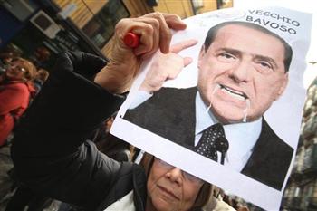 Berlusconi ignora protestos e diz que não vai renunciar ao cargo