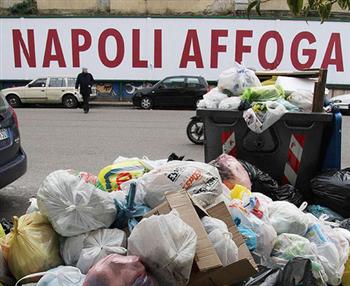 Lixo em Nápoles continua