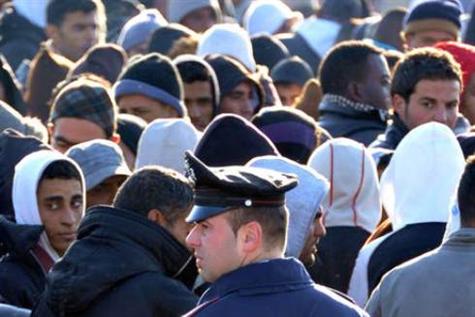 Mais de mil clandestinos chegam em dois dias à ilha italiana de Lampedusa