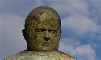 Estátua de João Paulo II causa polêmica na Itália