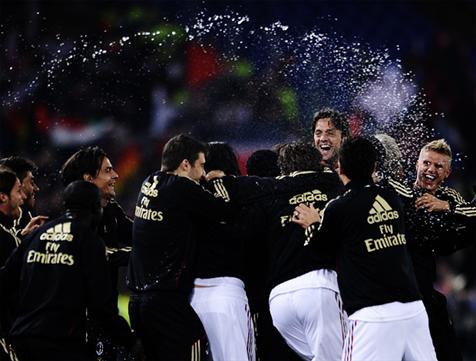 Jogadores do Milan comemoram a conquista do título no Campeonato Italiano 2010/2011