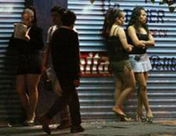 Pesquisa revela que cerca de duas mil pessoas buscam serviços de prostituição em Nápoles, na Itália