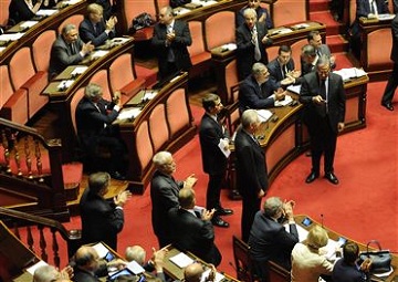 Câmara dos Deputados da Itália aprova voto de confiança no novo governo, liderado por Mario Monti