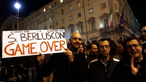 Milhares de italianos comemoram renúncia de Silvio Berlusconi como primeiro-ministro