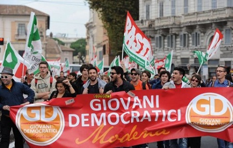 Milhares de italianos protestam contra o primeiro-ministro italiano Silvio Berlusconi em Roma
