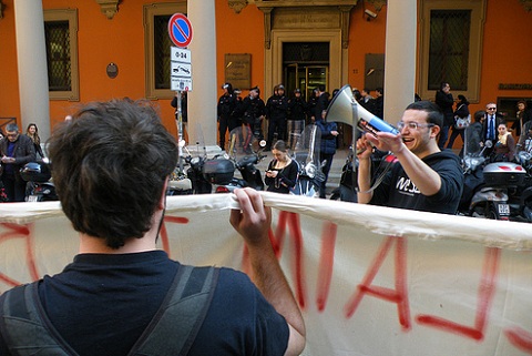 Estudantes italianos invadem sede do Banco