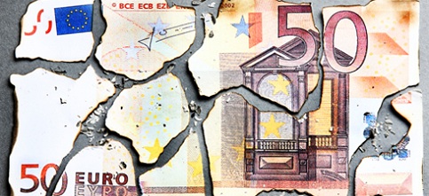 Euro completa 10 anos em meio a enorme crise de confiança