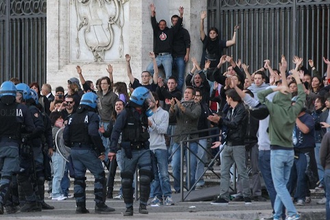Grupo de manifestantes invade sede do Ministério da Economia da Itália, em Roma