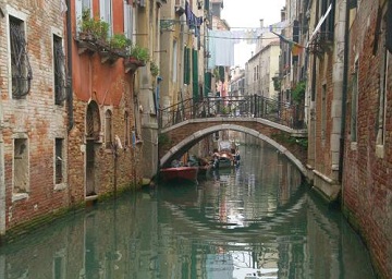 Veneza continua afundando