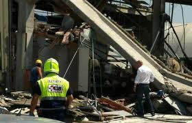Equipes de resgate trabalham nas cidades atingidas por terremoto