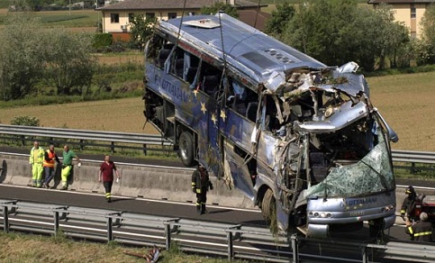 Acidente de ônibus mata várias pessoas na localidade italiana de Legnario, em Pádua