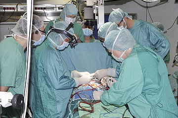 Bebê recebe menor coração artificial do mundo com 11 gramas, em hospital na Itália