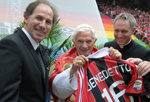 Papa Bento XVI é presentado com camisas do Inter e do Milan