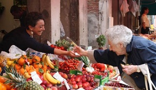 Famílias italianas reduziram compras de alimentos, devido a grave crise econômica