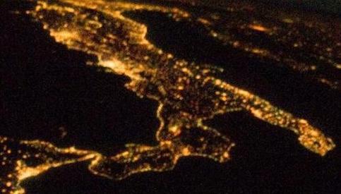 Astronauta publica foto noturna da Itália vista do espaço