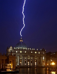 Raio cai sobre a Basílica de São Pedro no Vaticano