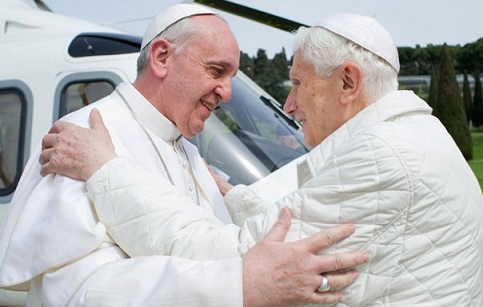 Papa Francisco e Bento XVI se abraçam