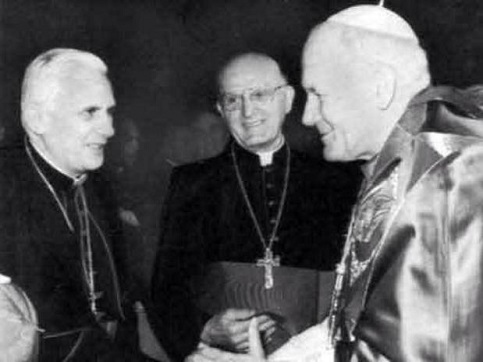 O cardeal Joseph Ratzinger (Bento XVI, esquerda.) cumprimenta o papa João Paulo II sob o olhar do argentino Jorge Mario Bergoglio (atual Papa Francisco, centro).