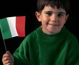 Criança com a bandeira da Itália