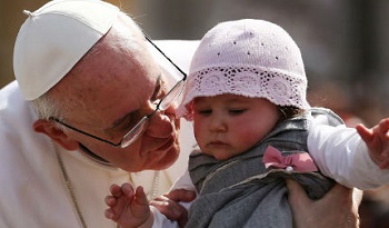 Papa Francisco junto com criança no Vaticano