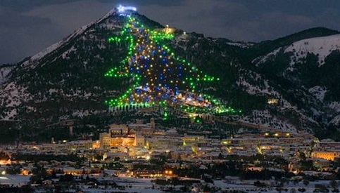 Maior árvore de Natal do mundo é acesa na cidade italiana de Gubbio, no  monte Ingino
