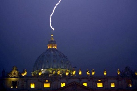 Raio cai na Basílica de São Pedro, após renúncia de Bento XVI