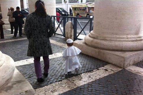 Menino vestido de Papa